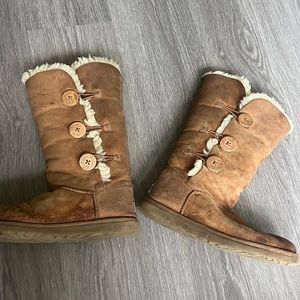 UGG bailey button triple